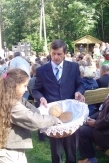 Po błogosławieństwie chleba starostowie dożynek Bożena i Adam Iwaszko zgodnie z tradycją polskiej wsi przełamali się chlebem z gospodarzami i uczestnikami uroczystości