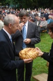 Tradycyjne dzielenie się chlebem dożynkowym